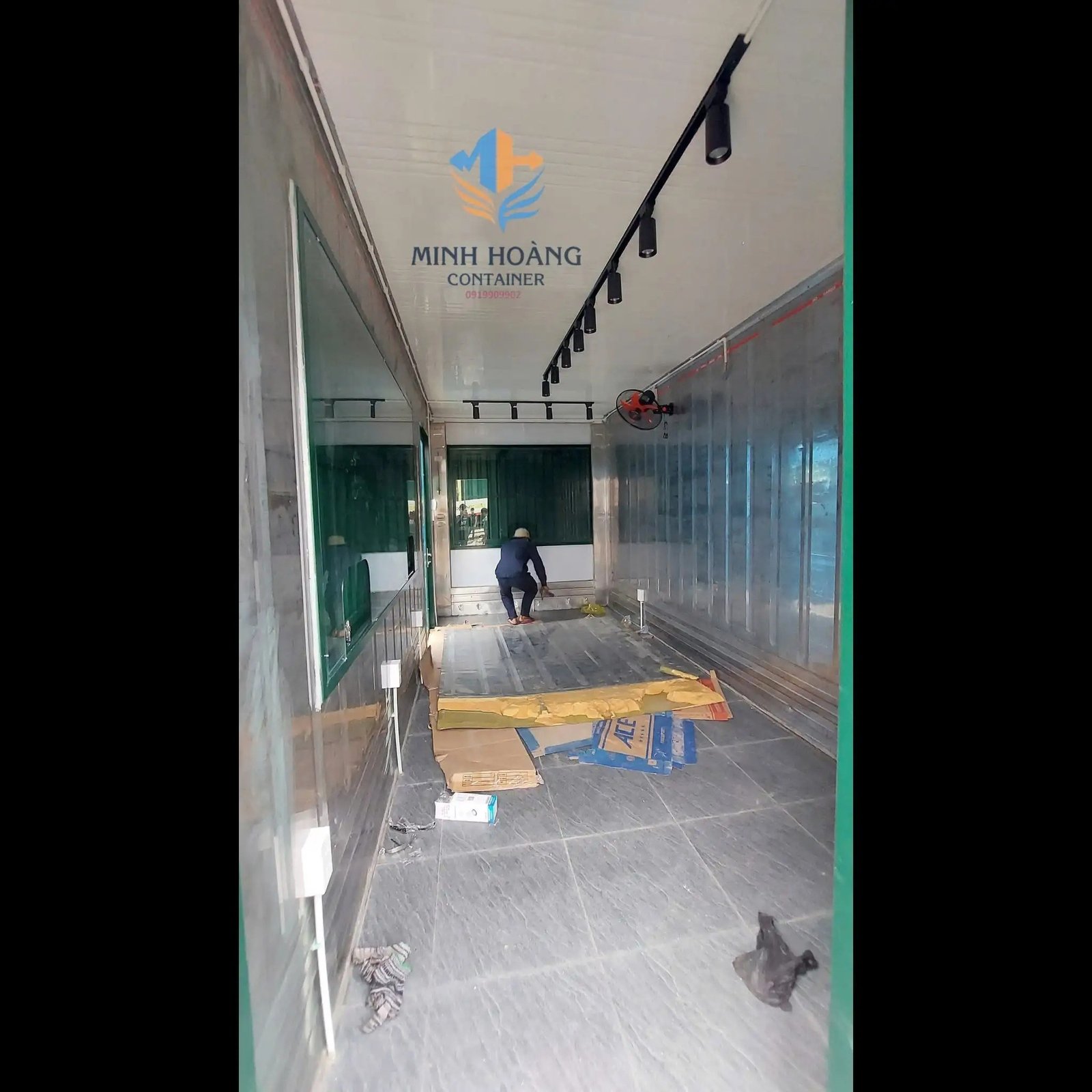 Container Cafe 20 Feet Xanh Lá Viền Vàng Có Kính Hiện Đại